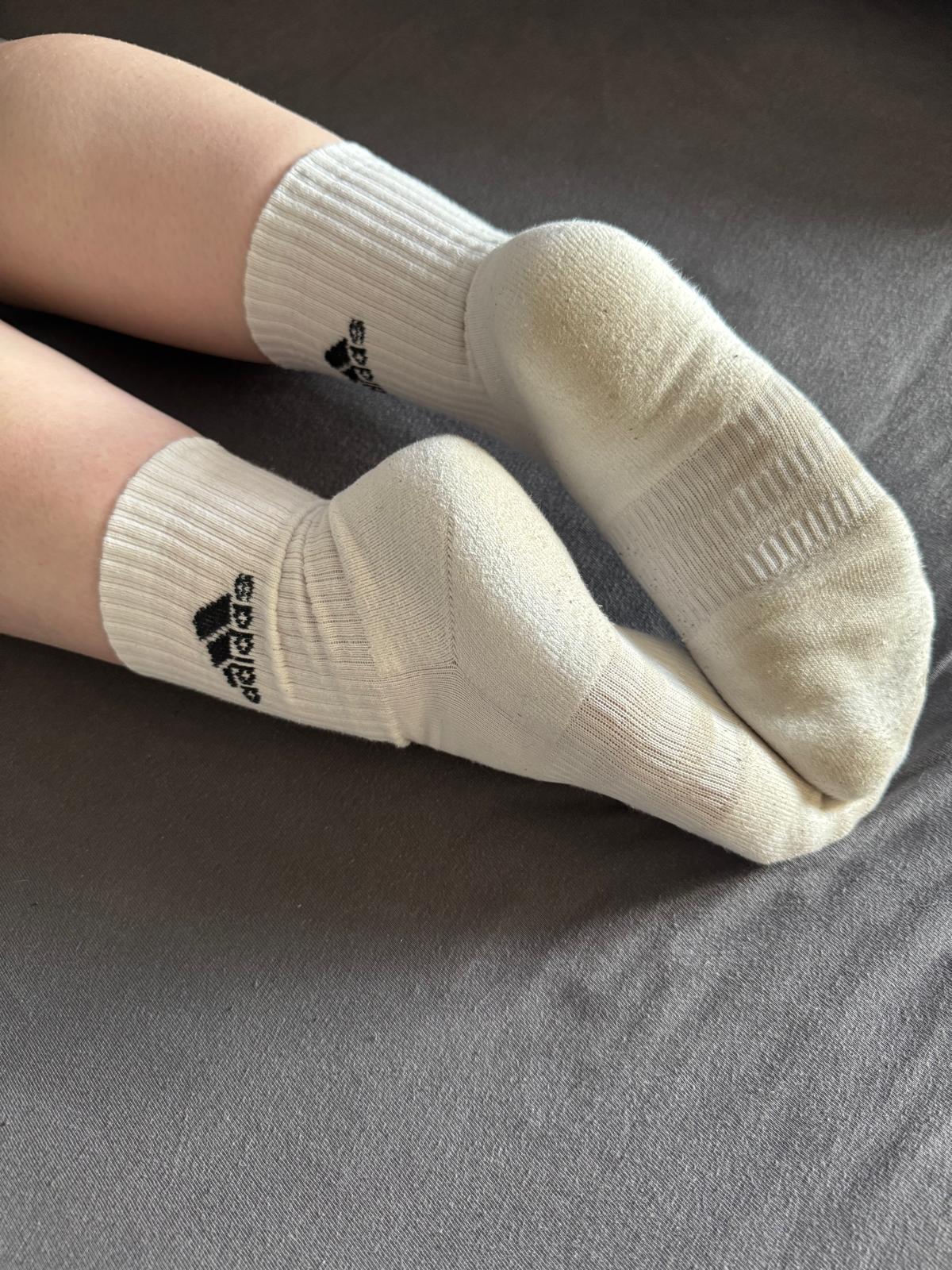 Getragene Socken in Weiß – direkt am Fuß präsentiert