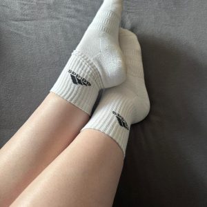 Weiße getragene Socke am Fuß von DirtyDiana
