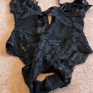 Getragenes schwarzes Dessous – mit Spitze