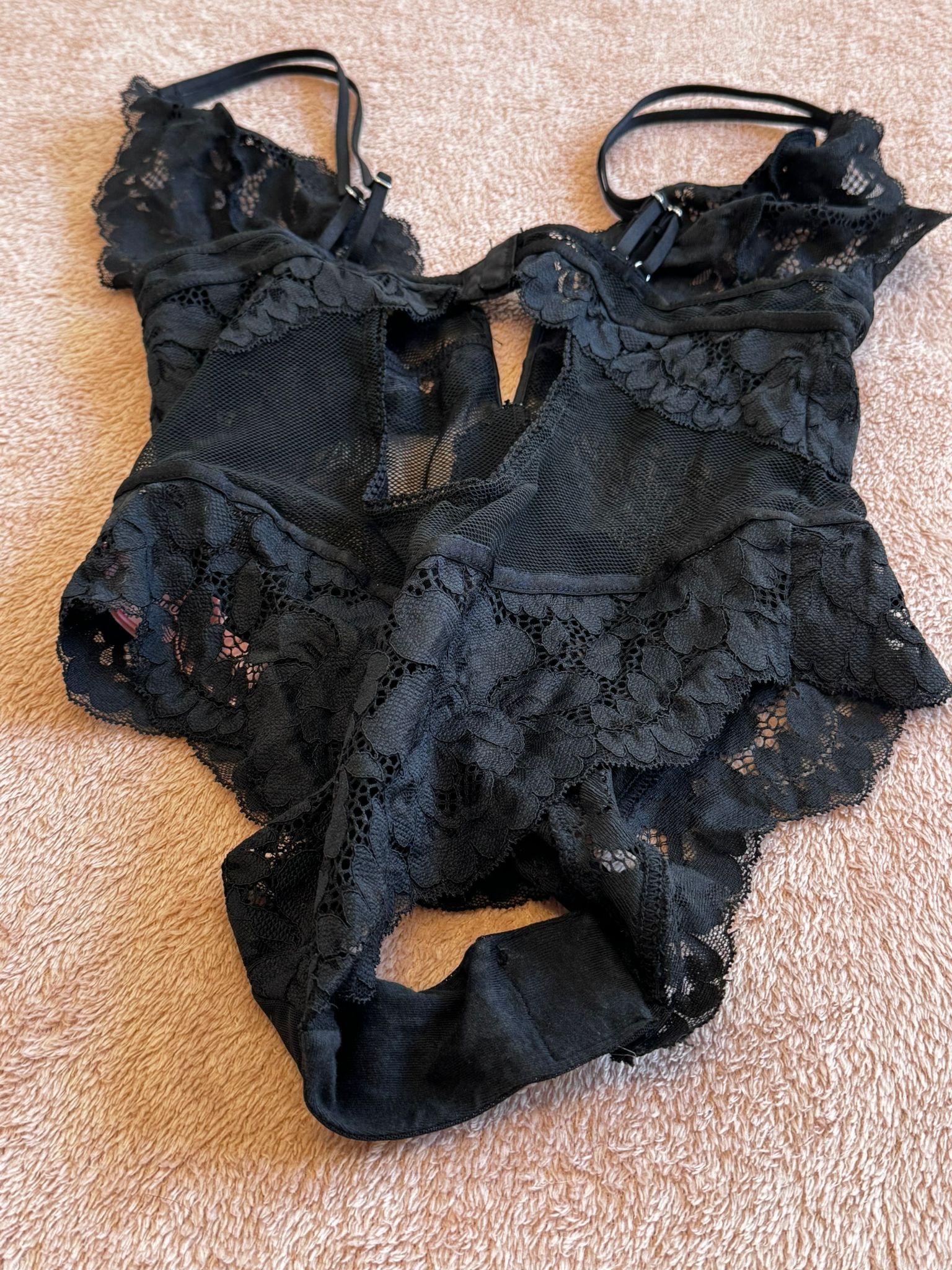 Getragenes schwarzes Dessous mit Spitze – Hunkemöller Tanga mit sichtbaren Spuren
