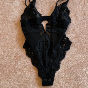 Getragenes schwarzes Dessous – mit Spitze