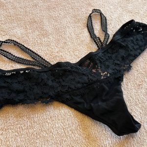 Schwarzer Hunkemöller Tanga – einmal getragen, gern öfter