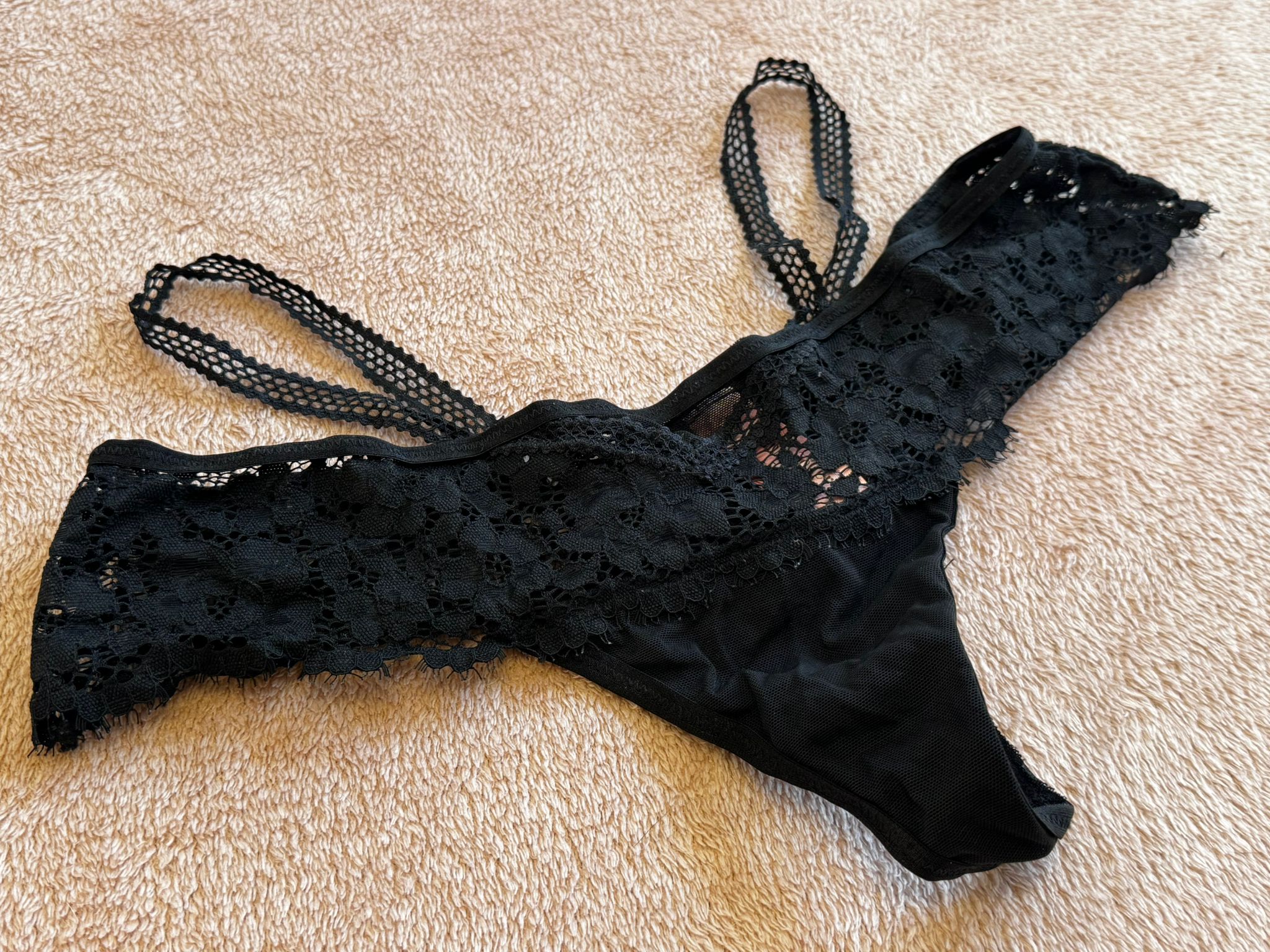 Schwarzer Hunkemöller Tanga mit Spitze – getragen von DirtyDiana