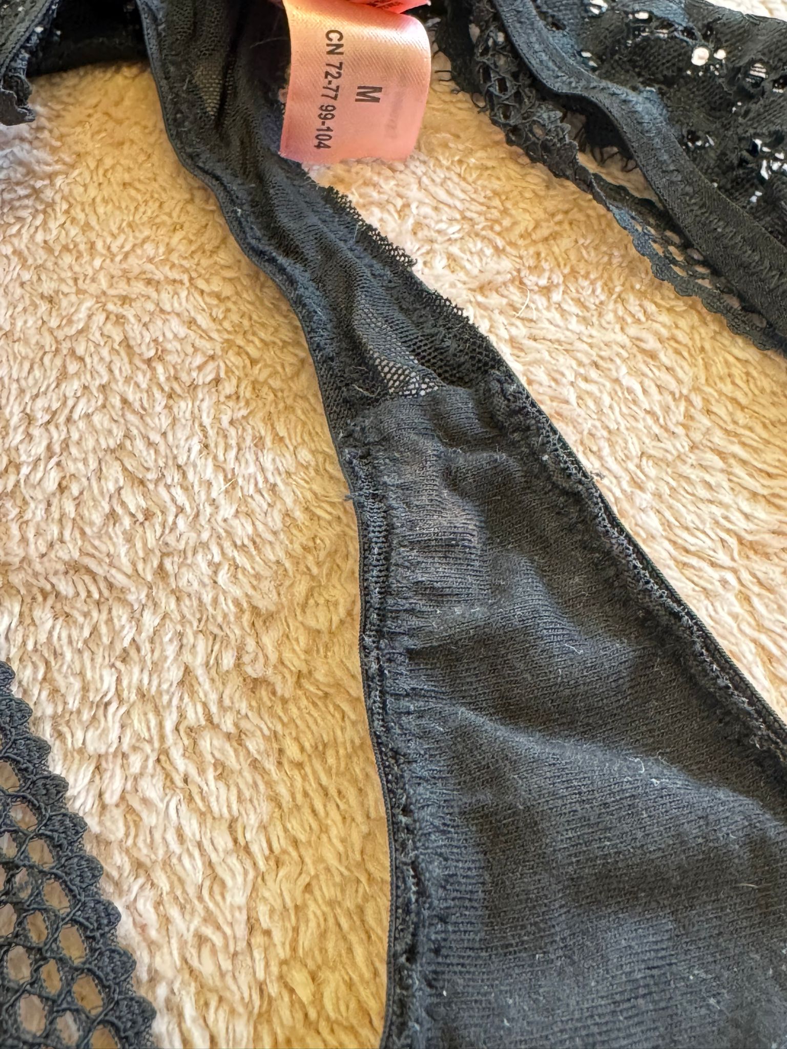 Schwarzer Hunkemöller Tanga – einmal getragen, gern öfter