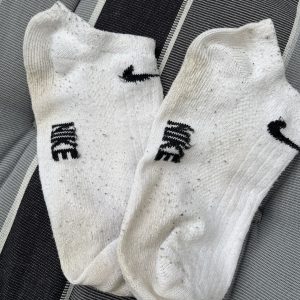 Im Stall getragene Socken, nass geworden