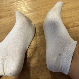Getragene weiße Sneakersocken – heiß vom Workout
