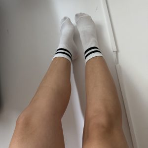 „Weiße Versuchung – spür den Reiz jeder Faser“🧦